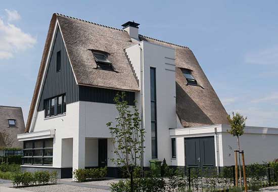 moderne rietgedekte woningen Moerkapelle