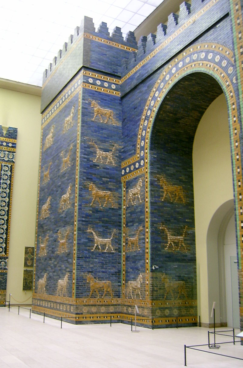 Het voorste deel van de Isjtarpoort in het Pergamonmuseum, Berlijn - foto: Bontenbal