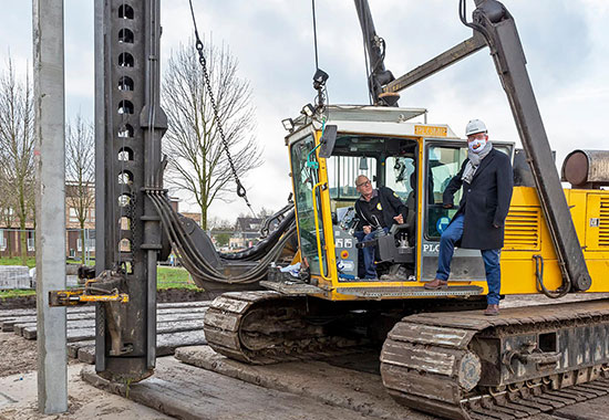 Eerste paal Oude Tol eiland 2 te Reeuwijk