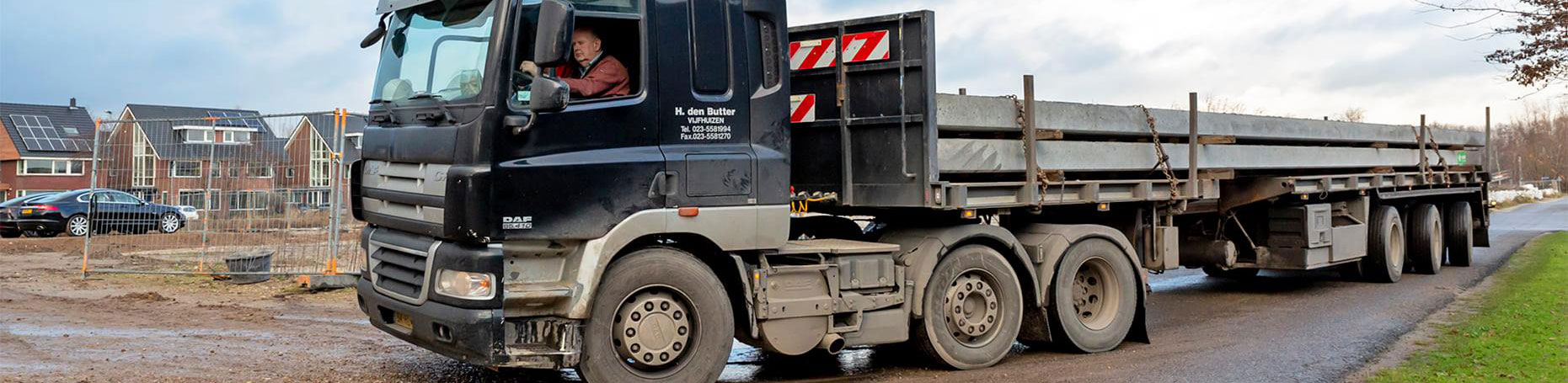 eerste paal Oude Tol eiland 2 te Reeuwijk - vrachtwagen met heipalen eerste paal Oude Tol eiland 2 te Reeuwijk - vrachtwagen met heipalen